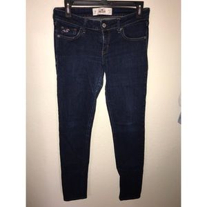 Dark blue hollister skinny jean (basically new)